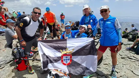 Agustín de Souza y sus impulsores posan con la bandera de Ceuta en la cima del Mulhacén