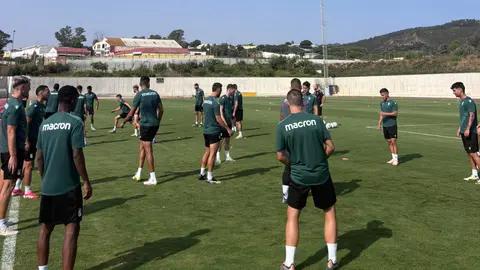 Jugadores de la AD Ceuta, durante el entrenamiento de este domingo en la pista de atletismo