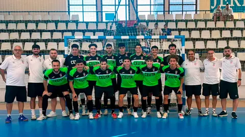 Jugadores y cuerpo técnico de la UA Ceutí, este viernes en Jerez