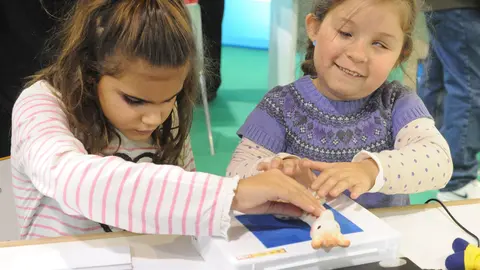 Dos alumnas en el aula