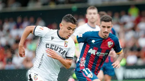 Aisar avanza perseguido por el visitante Julio Alonso