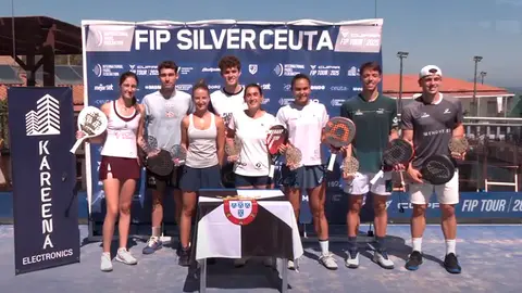 Los finalistas masculinos y femeninos posan en la entrega de trofeos