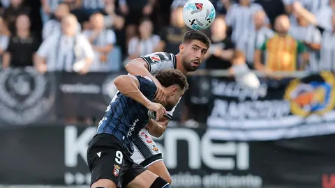 Marcos Fernández disputa el balón con el local Sienra