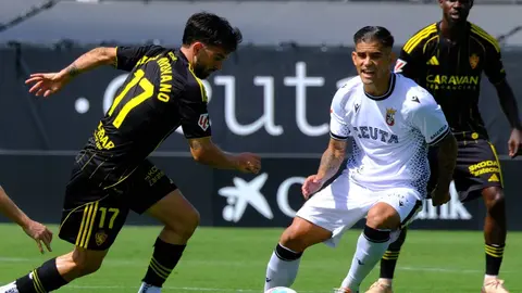 Sebas Moyano avanza con el balón ante Kuki Zalazar