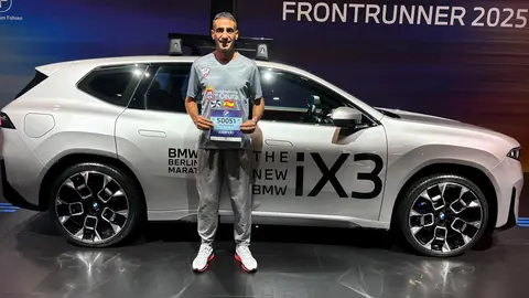 Mohamed 'Bily', tras recoger su dorsal en Berlín