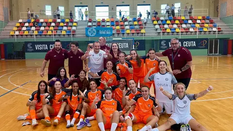 Las integrantes del Camoens celebran su primer triunfo de la temporada