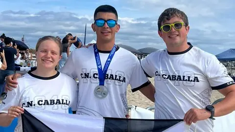 Antonio Chaves, flanqueado por Luna Aguilera y Nacho Gaitán, tras la travesía en Mataró