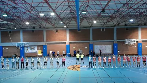 Los dos equipos, antes de medirse en el pabellón 'Antonio Campoamor'