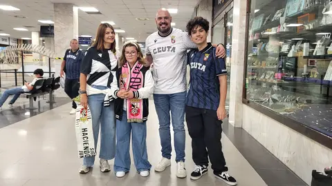 Aficionados ceutíes, este domingo antes de embarcar para apoyar a su equipo en Cádiz
