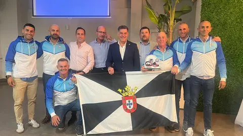 Los integrantes del CD San Urbano, en Molina de Segura, tras recibir su trofeo de campeones