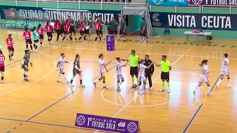 Ceuta Femenino y Peña Esplugues, antes de iniciar su partido en el 'Guillermo Molina'