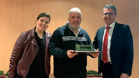 Mohamed, acompañado por su hija y el presidente de la RFFCE, tras recibir un reconocimiento