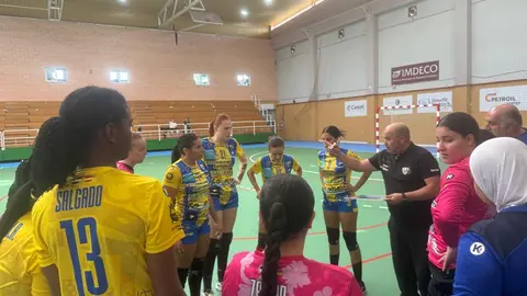 Larbi Hamed, dando instrucciones a sus jugadoras, este sábado en Córdoba