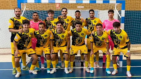 Los jugadores del Imperio Los Rosales, antes de empezar su partido en el pabellón Tito de Pichón