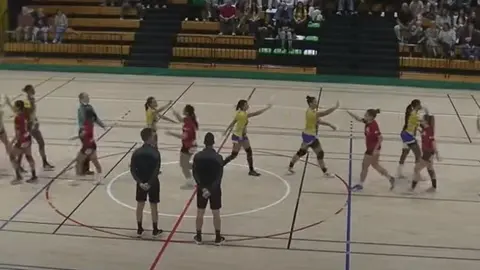Las jugadoras de ambos equipos se saludan antes de empezar el partido