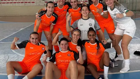 Las jugadoras del Camoens celebran su victoria en la pista del Almagro