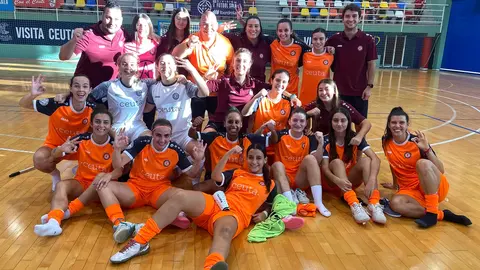 Las integrantes del Camoens celebran su nueva victoria en el 'Molina'