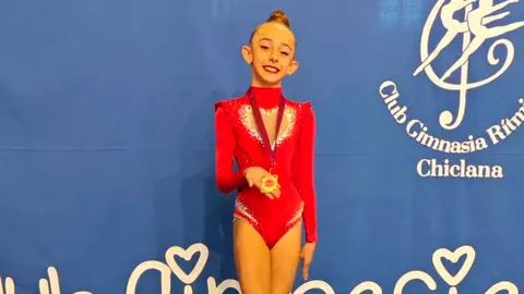 Sofía Ríos posa con la medalla de oro