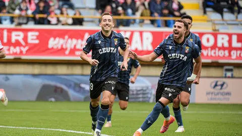 Los jugadores del Ceuta celebran el gol de Rubén Díez desde el punto de penalti