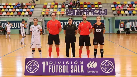 Las capitanas de Ceuta y Roldán, junto al equipo arbitral, antes de empezar el partido