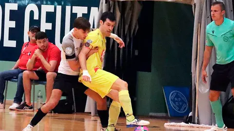 David Señoret disputa un balón con el zaragozano Muniesa