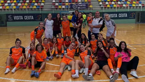 Las integrantes del Camoens, a la conclusión de su encuentro con el Alcorcón B