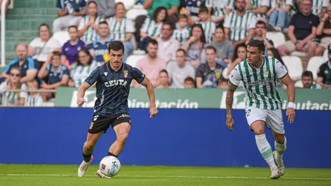 Matos avanza con el balón perseguido por el cordobesista Carlos Isaac