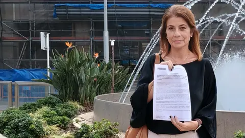 La secretaria general de FSS-CCOO en Ceuta, Rocío García, en la plaza de los Reyes.