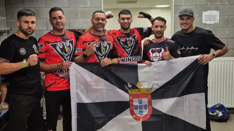 El luchador ceutí celebra brazos en alto con su equipo el título conquistado en Bélgica