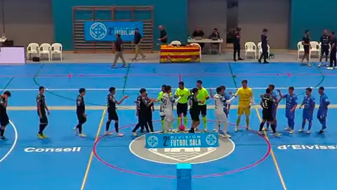 Los jugadores de Ceutí y Gasifred se saludan antes del comienzo del partido