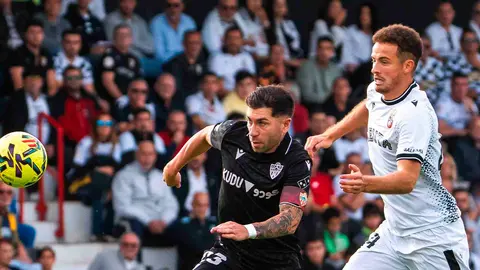 Embarba y Yago Cantero disputan un balón