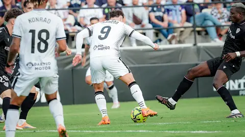 Marcos Fernández controla el balón presionado por el visitante Lopy