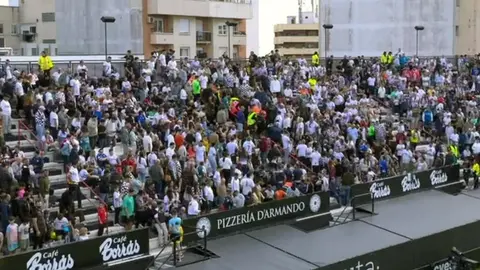 Momento en el que el aficionado del Ceuta era atendido en el Gol Sur del Murube