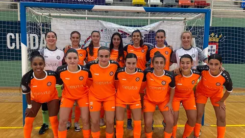 Formación del Camoens, este sábado, antes de medirse el filial del Torreblanca de Melilla