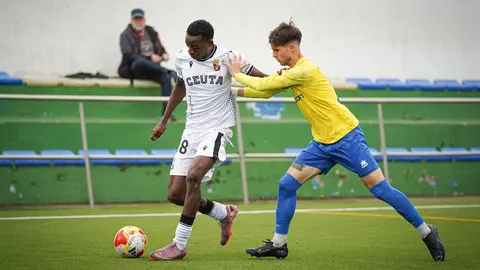 Okoro, presionado por un jugador del Conil