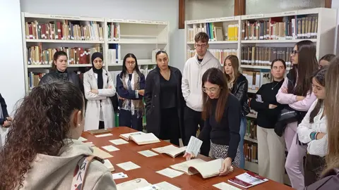 estudiantes enfermería biblioteca militar