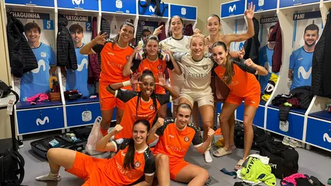 Las jugadoras del Camoens celebran su victoria en el vestuario del pabellón 'Jorge Garbajosa'