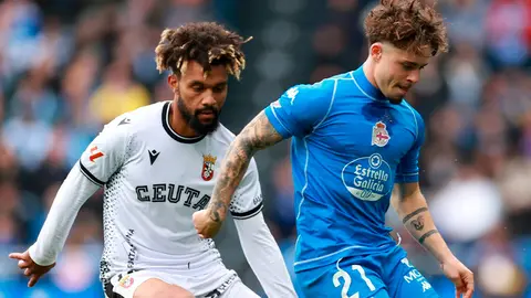 Konrad de la Fuente y Mario Soriano, durante el partido de este domingo en Riazor