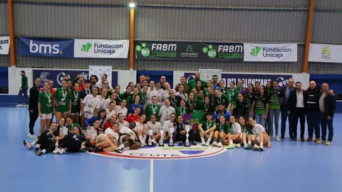 Foto de familia tras la entrega de trofeos en el pabellón La Libertad