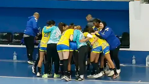 Las jugadoras del Estudiantes, antes de empezar su partido frente al Torrejón