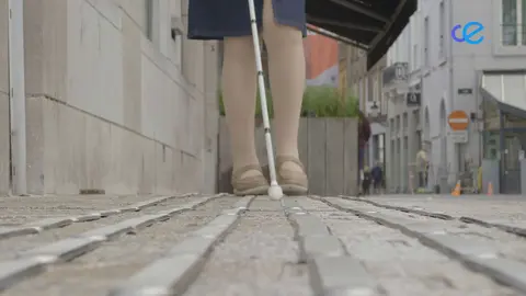 accesibilidad, mujer con baston