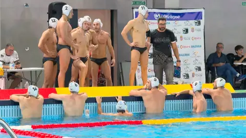 Peter Kubicsko y sus jugadores, durante el partido frente al Barceloneta