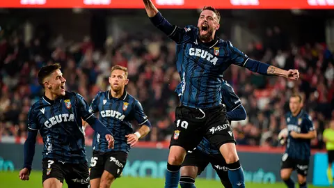 Cristian celebra su golazo de falta en el Nuevo Los C&aacute;rmenes