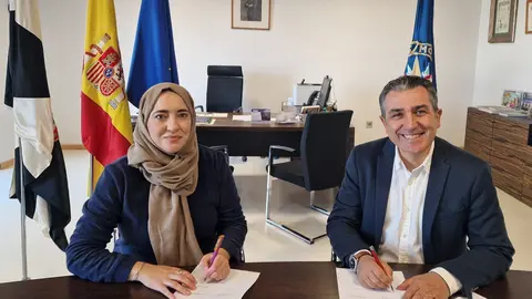 Foto firma UNED Ceuta-Asoc Autismo