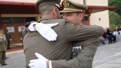 Foto 1 relevo RING 7. Abrazo entre el saliente y el entrante