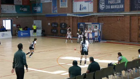 Una imagen del partido disputado este s&aacute;bado en el pabell&oacute;n 'Eva Mangu&aacute;n' de M&oacute;stoles