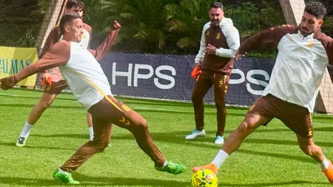 Jugadores de la UD Las Palmas, durante su &uacute;ltimo entrenamiento antes del partido en Ceuta