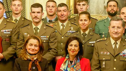 Romero, detr&aacute;s de la ministra de Defensa, con chaqueta roja.