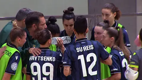 Taconi y sus jugadoras, durante un tiempo muerto