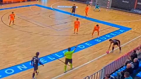 Un momento del partido disputado por el Ceut&iacute; este s&aacute;bado en Burela